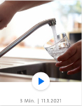 Ein Video, das eine Person zeigt, die sich an einem Waschbecken ein Glas mit Wasser füllt.