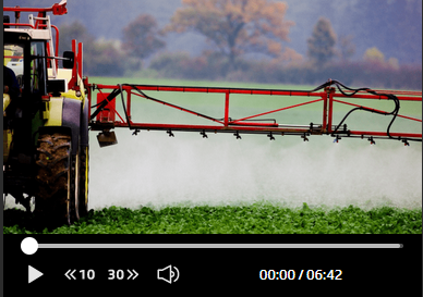 Ein Video eines Traktors, der ein Feld mit Pestiziden besprüht.