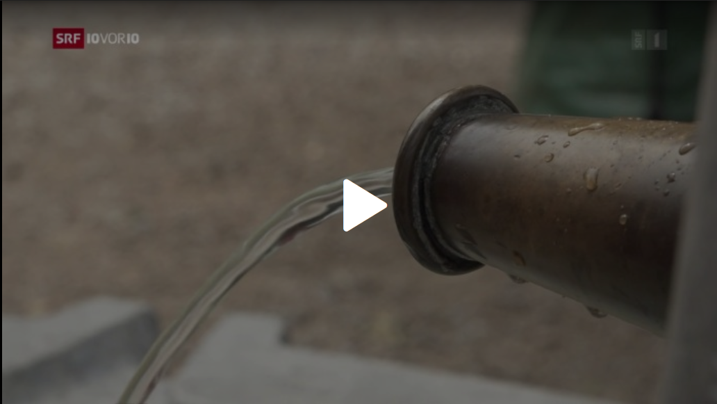 Ein Video, das zeigt, wie Wasser aus einem Rohr kommt.