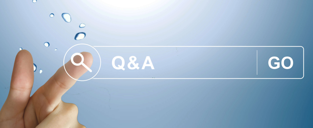 Eine Hand zeigt auf das Wort „Q&A“ in einem Suchfeld auf blauem Hintergrund.