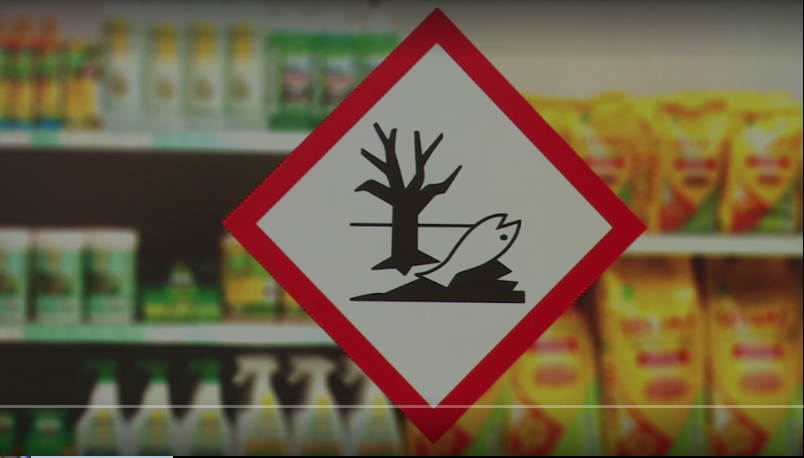 Ein Bild eines Gefahrenschildes umweltgefährdende Stoffe in einem Geschäft.
