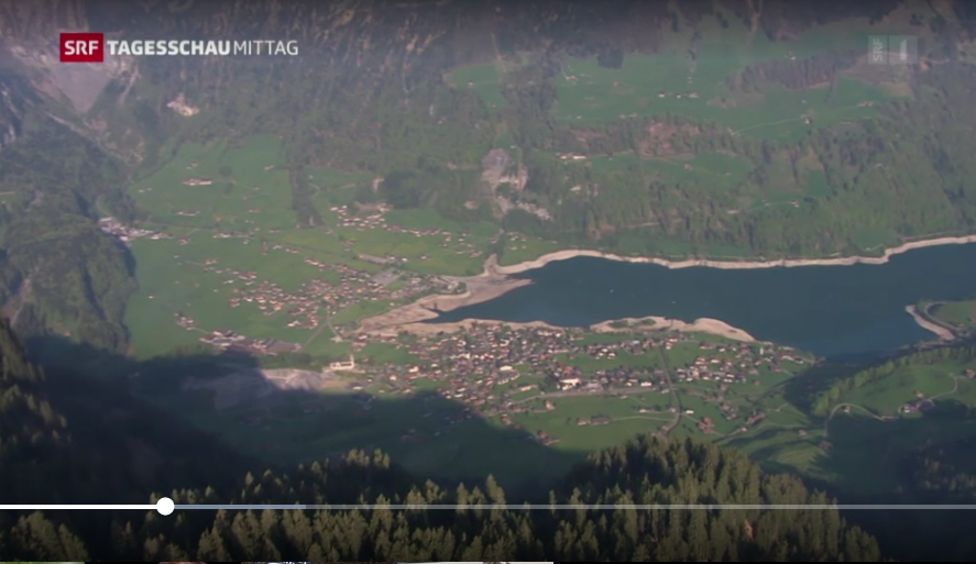 Schweizer Alpen Luftbild mit See und Dorf.