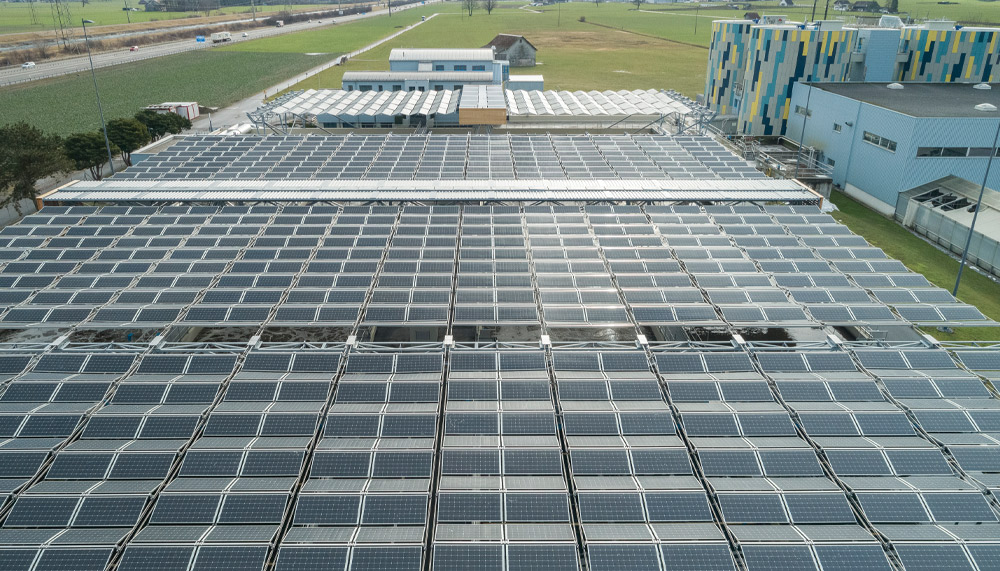 Eine Luftaufnahme von Sonnenkollektoren auf einem Dach.