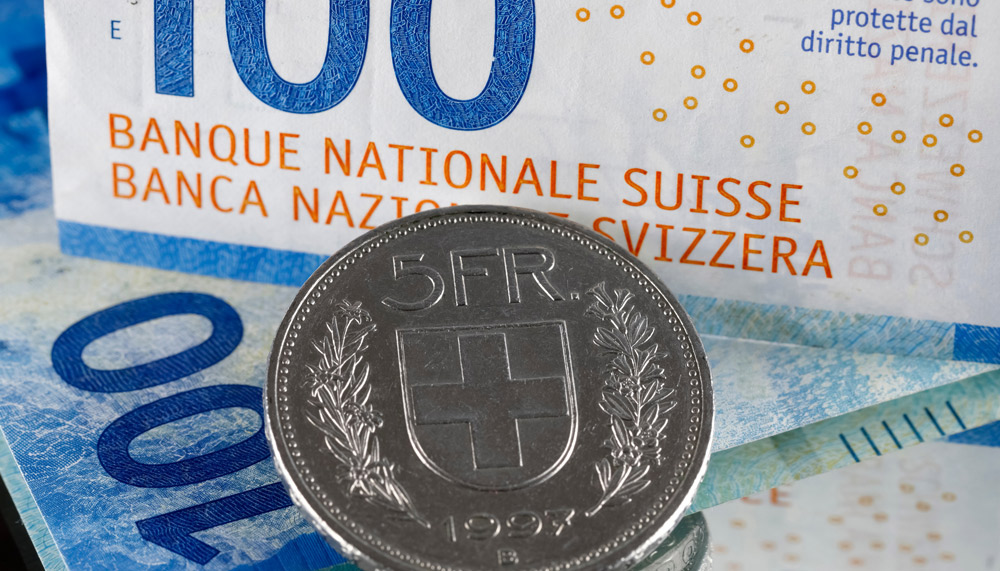 Eine Schweizer-Franken-Münze liegt auf einer Schweizer Banknote.