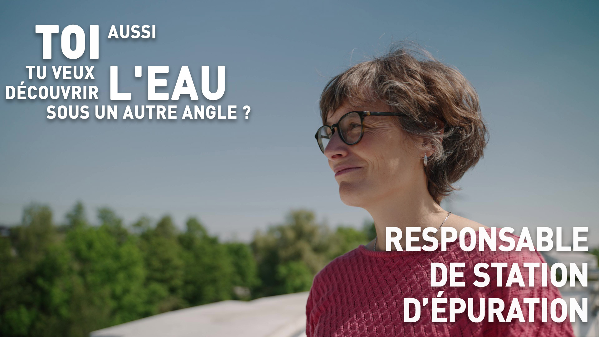 Eine Frau mit kurzen Haaren und Brille steht im Freien und schaut nach vorne. Der franz&ouml;sische Text wirbt f&uuml;r die Rolle des Kl&auml;ranlagenleiters.
