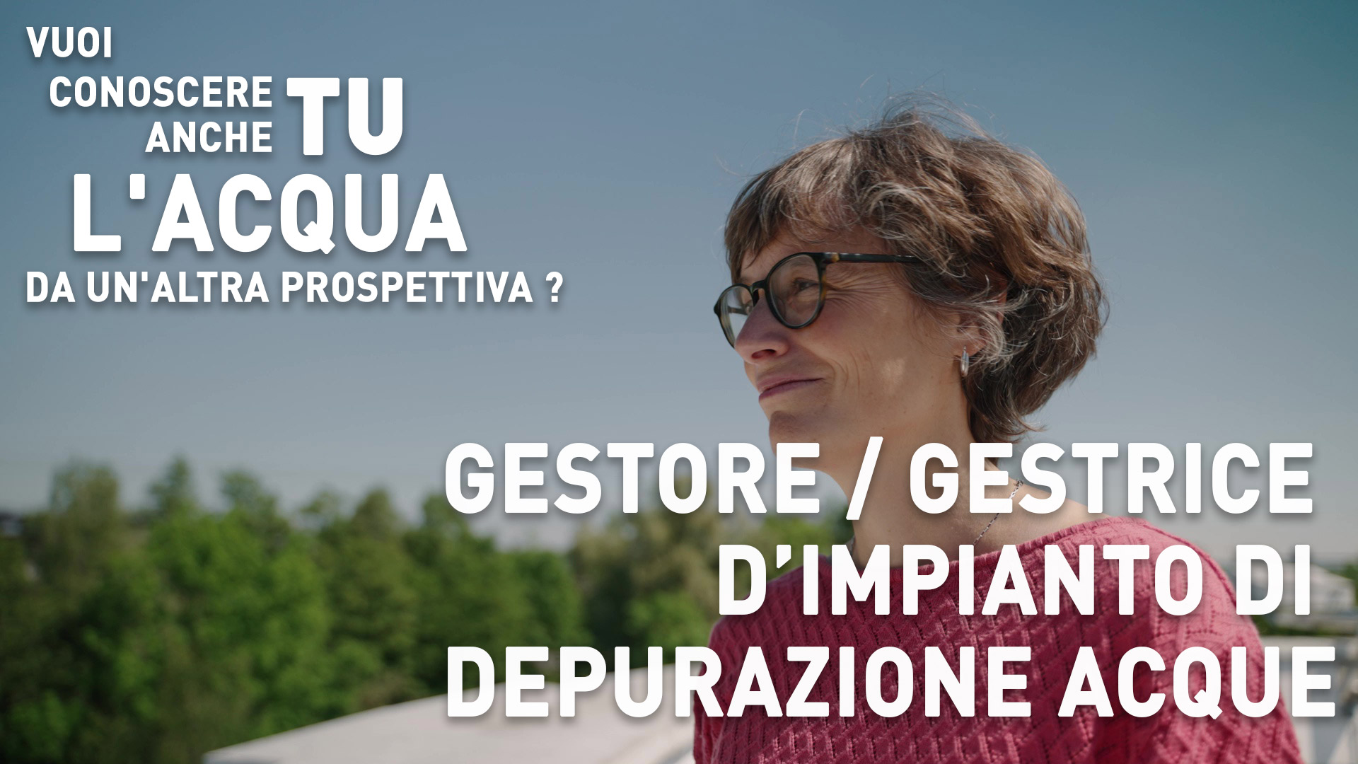 Eine Person mit kurzen Haaren und Brille steht im Freien und schaut in die Ferne. Im Text geht es darum, das Thema Wasser aus einer anderen Perspektive zu betrachten, und es wird ein Kläranlagenleiter erwähnt.