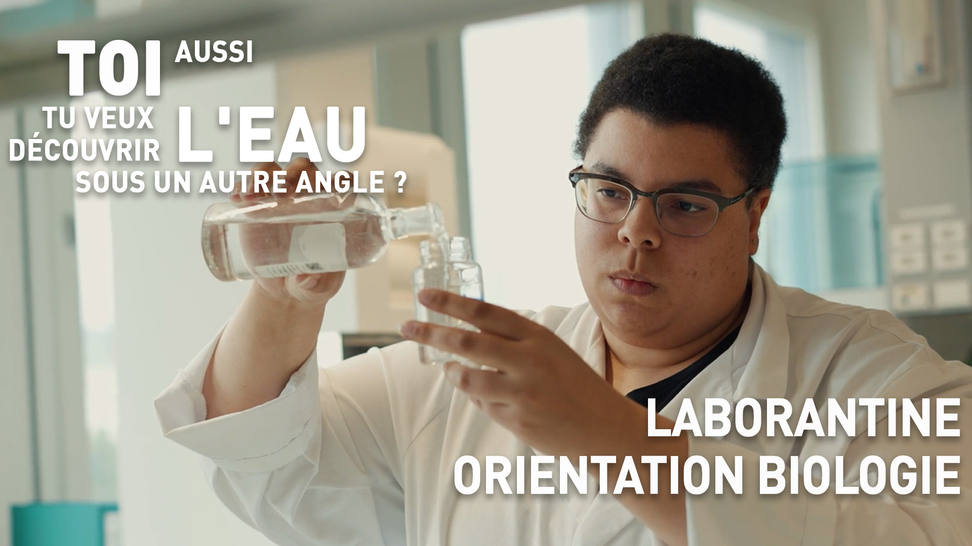 Eine Person in einem Laborkittel gie&szlig;t in einem Labor eine Fl&uuml;ssigkeit aus einer Flasche in einen Becher. Ein franz&ouml;sischer Text &uuml;ber die Entdeckung des Wassers und die Arbeit im Labor ist &uuml;berlagert.
