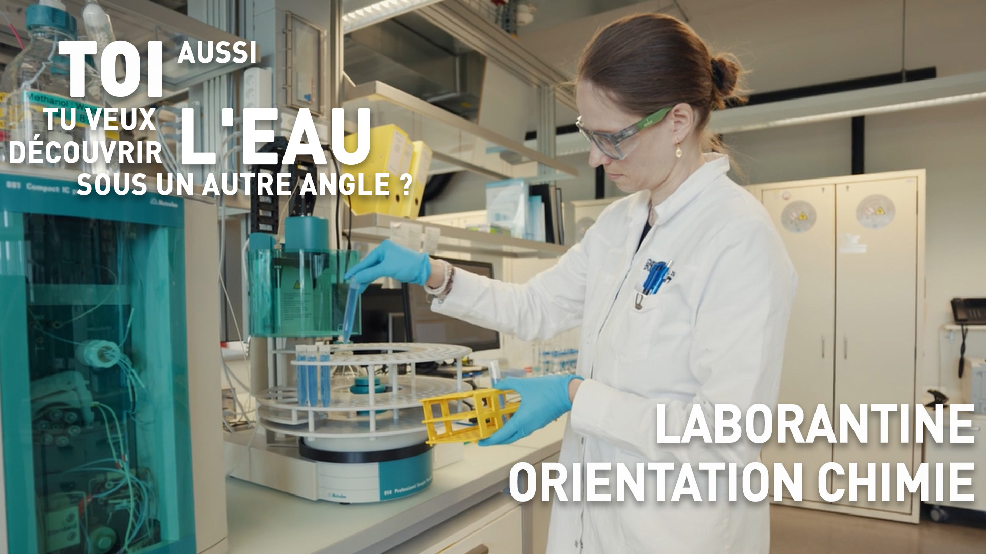 Ein Labortechniker in einem wei&szlig;en Kittel und mit Schutzbrille arbeitet mit wissenschaftlichen Ger&auml;ten in einem Chemielabor. Der franz&ouml;sische Text auf dem Bild spricht &uuml;ber die Erforschung von Wasser und Chemiekarrieren.