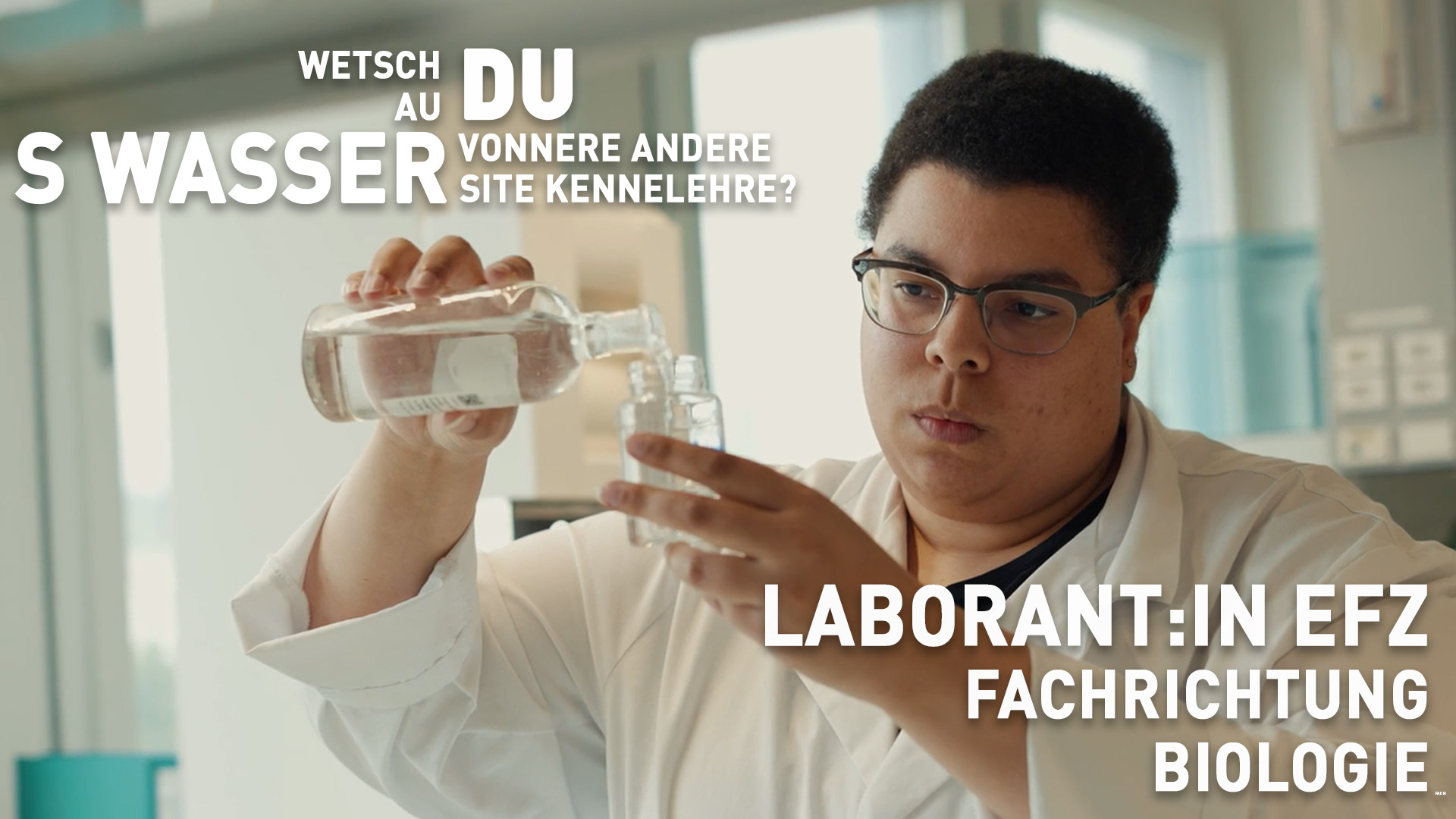 Eine Person in einem Laborkittel gießt in einer Laborumgebung Flüssigkeit von einem Glasbehälter in einen anderen. Ein deutscher Text überlagert das Bild und verweist auf eine Ausbildung zum Biologielaboranten.
