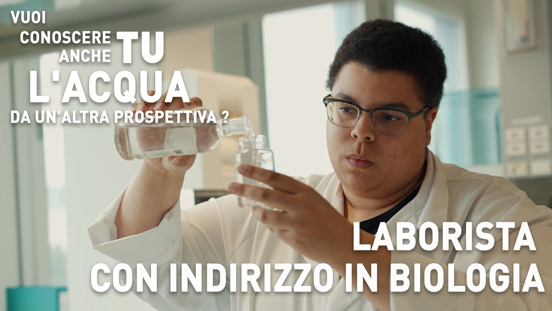 Ein Labortechniker im weißen Kittel gießt eine Flüssigkeit aus einer Flasche in einen Becher, während ein italienischer Text für eine biologische Laufbahn wirbt.