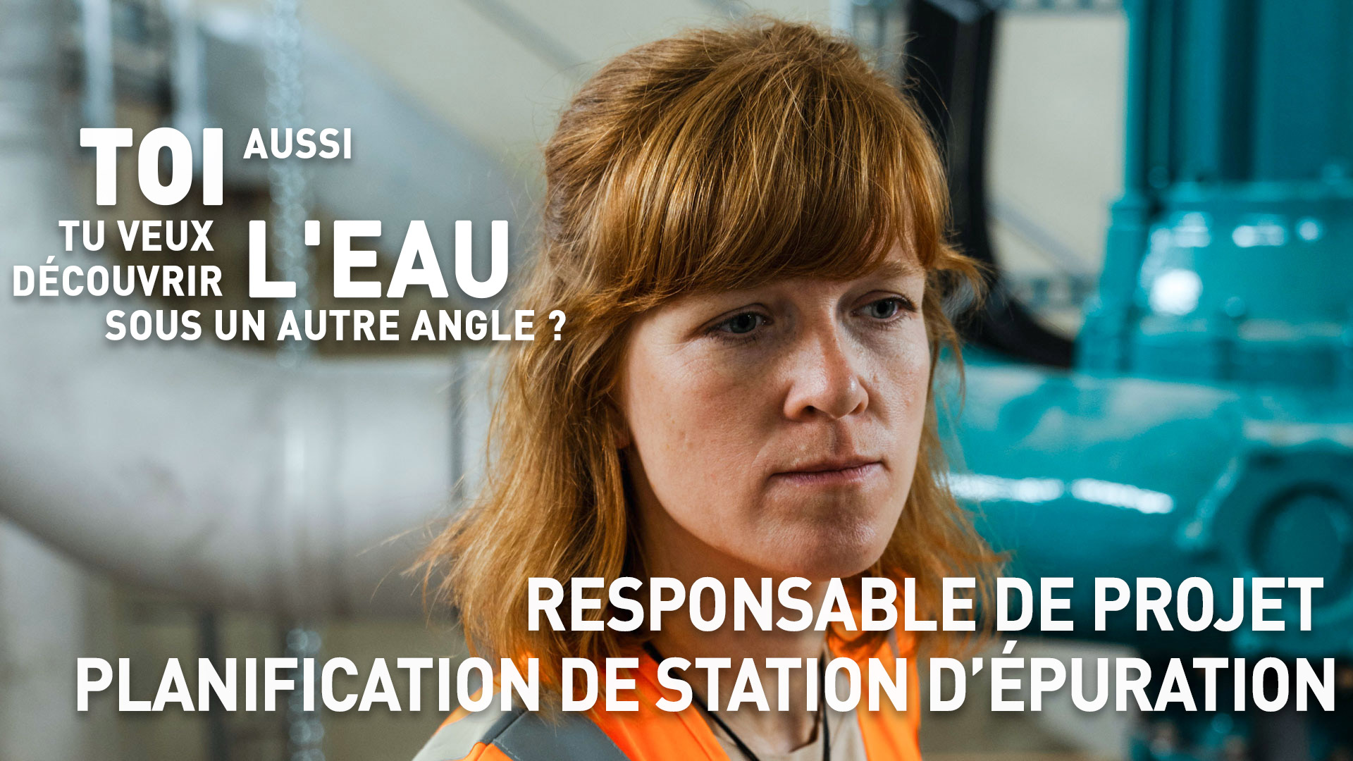 Eine Frau in einer Sicherheitsweste steht vor einer industriellen Wasseraufbereitungsanlage mit franz&ouml;sischem Text, der f&uuml;r eine Stelle im Projektmanagement der Wasseraufbereitung wirbt.