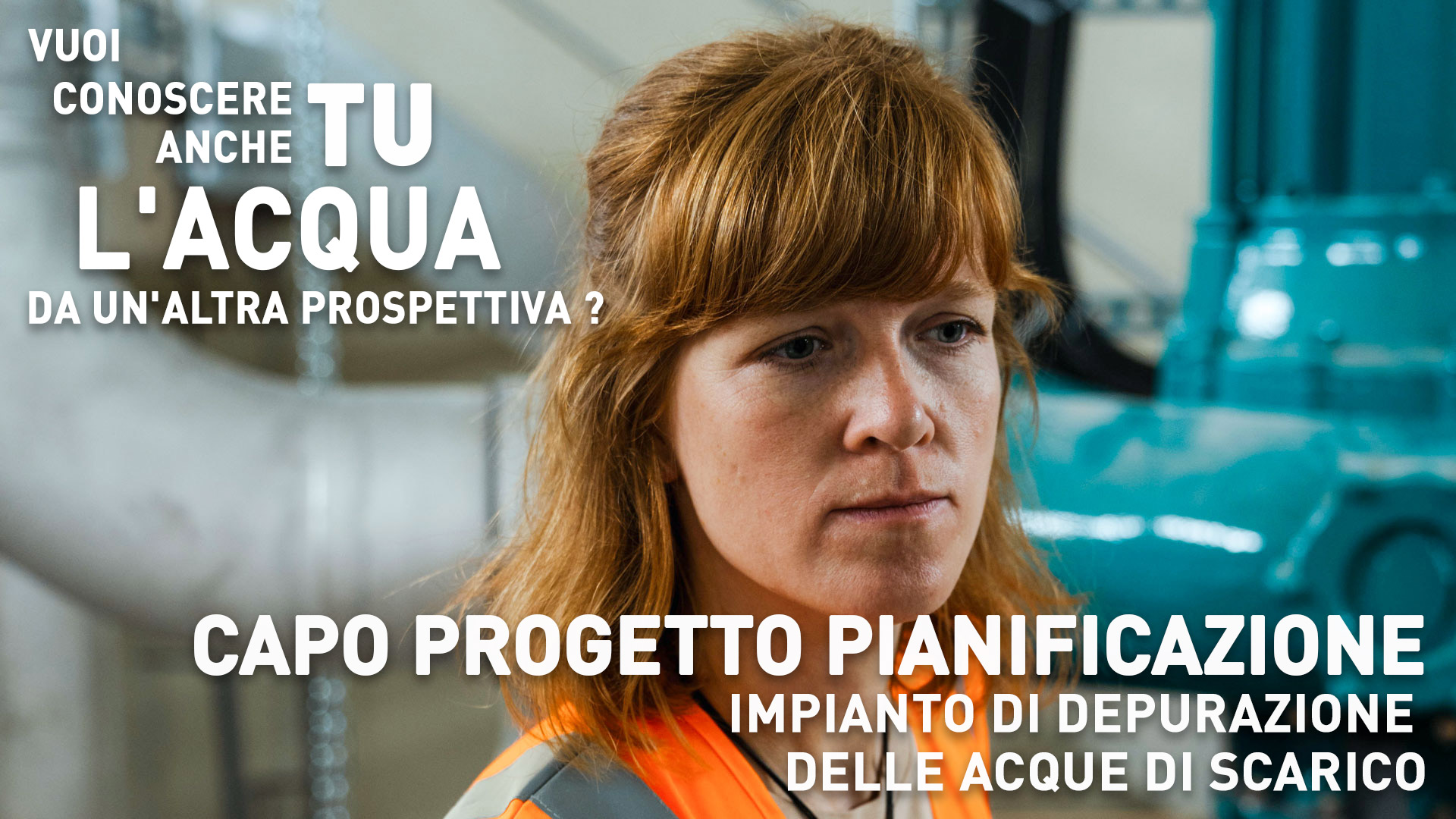 Eine Frau in einer Warnweste steht vor einer industriellen Wasseraufbereitungsanlage. Ein italienischer Text wirbt für die Rolle eines Projektleiters in einer Kläranlage.
