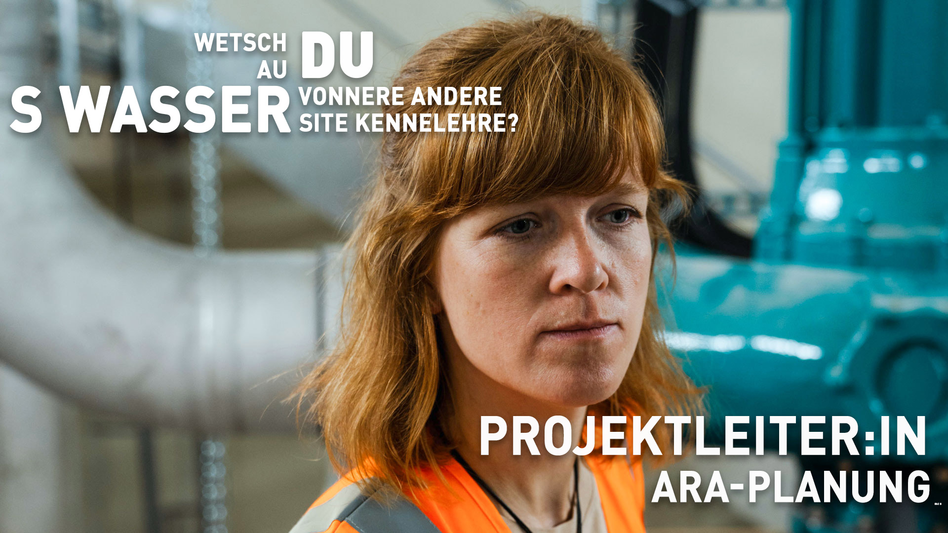 Eine Frau in einer Sicherheitsweste steht vor Industrierohren mit deutschem und schweizerdeutschem Text über eine Projektleiterstelle in der Abwasserplanung.