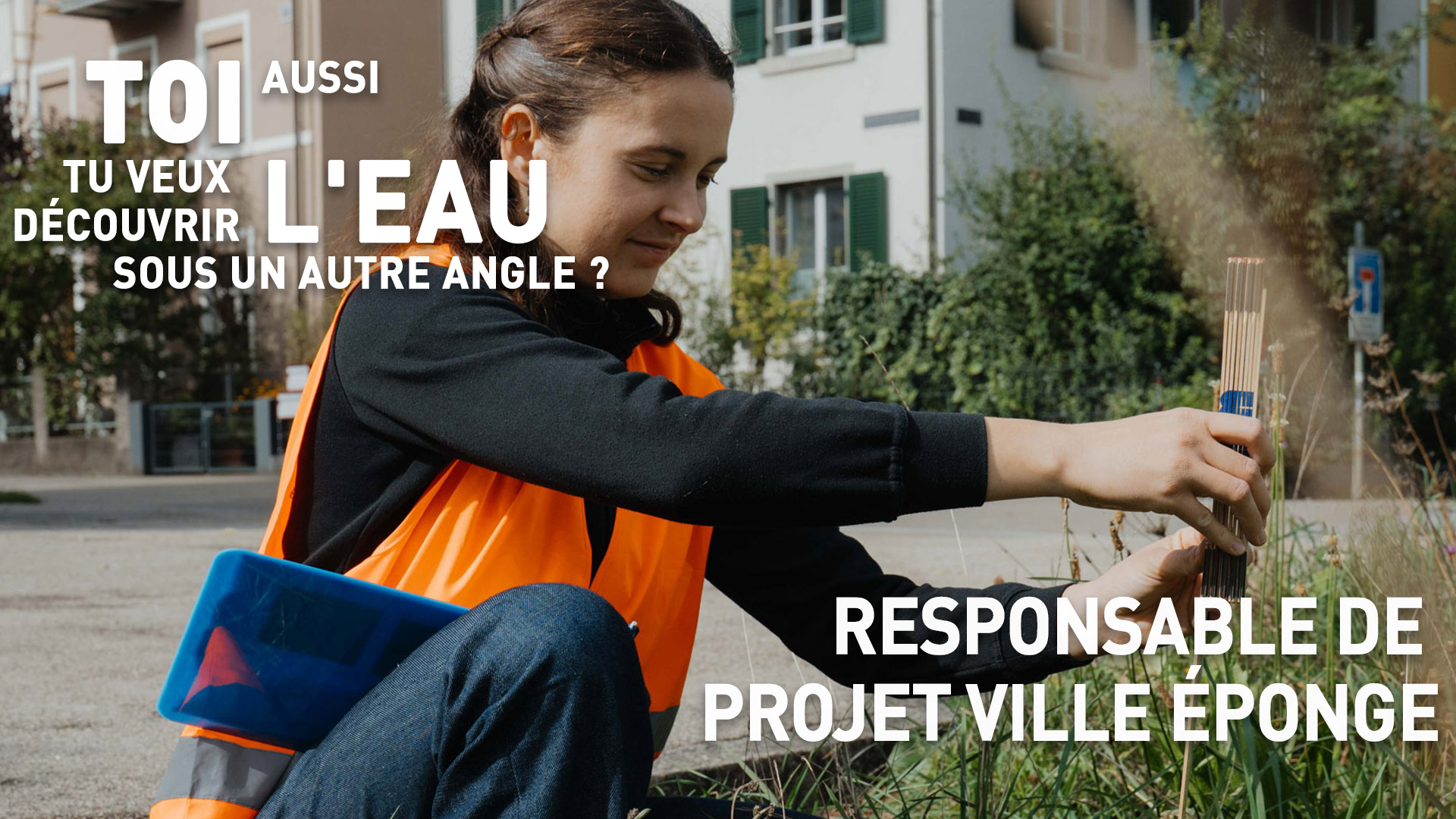 Eine Frau in einer orangefarbenen Sicherheitsweste hockt im Freien, untersucht Pflanzen und steckt Holzst&ouml;cke in den Boden; der franz&ouml;sische Text wirbt f&uuml;r ein Wasserprojekt.