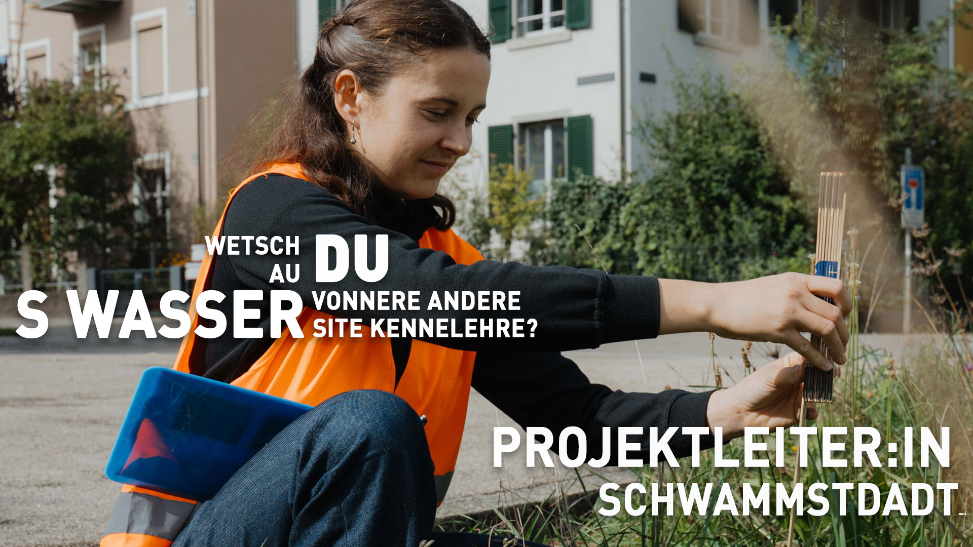 Eine Frau in einer orangefarbenen Sicherheitsweste kniet und untersucht Gras mit einem Werkzeug; ein deutscher Text über eine Projektleiterstelle überlagert das Bild.