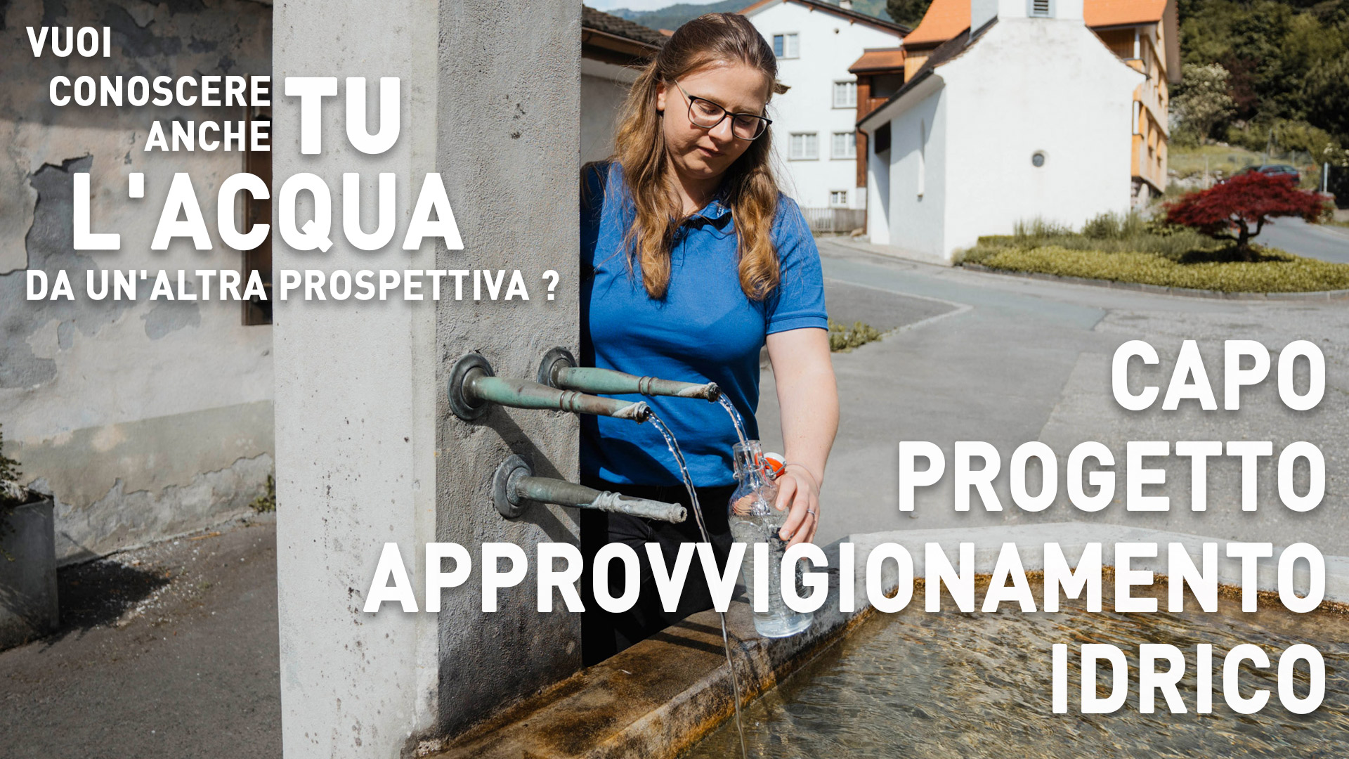 Eine Frau füllt eine Wasserflasche aus einem öffentlichen Wasserhahn im Freien mit einem italienischen Text, der für eine Stelle als Projektmanagerin in der Wasserversorgung wirbt.