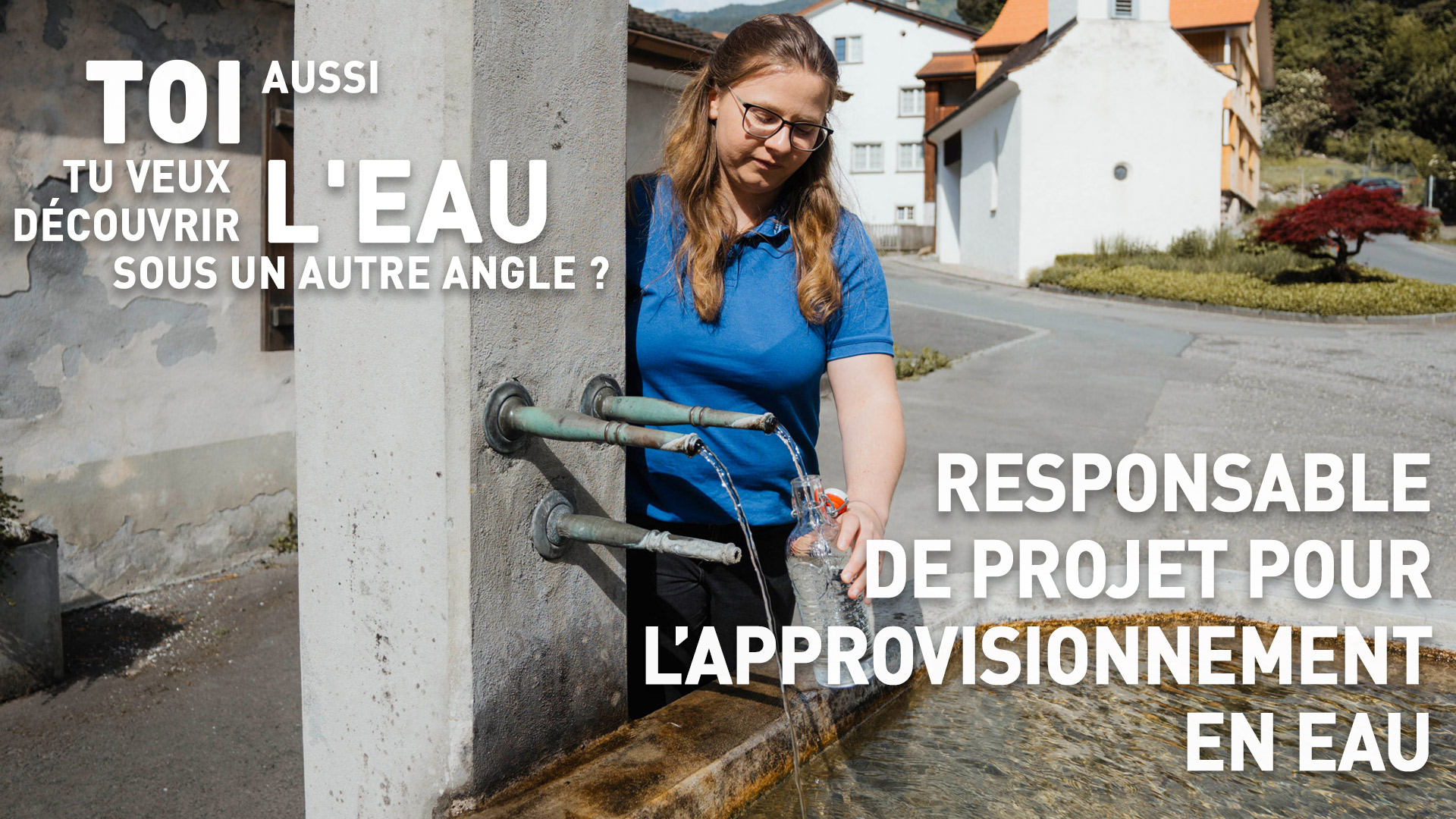Eine Frau f&uuml;llt eine Flasche an einem Au&szlig;enbrunnen in einem Dorf, begleitet von einem franz&ouml;sischen Text &uuml;ber die Rolle eines Projektleiters f&uuml;r die Wasserversorgung.