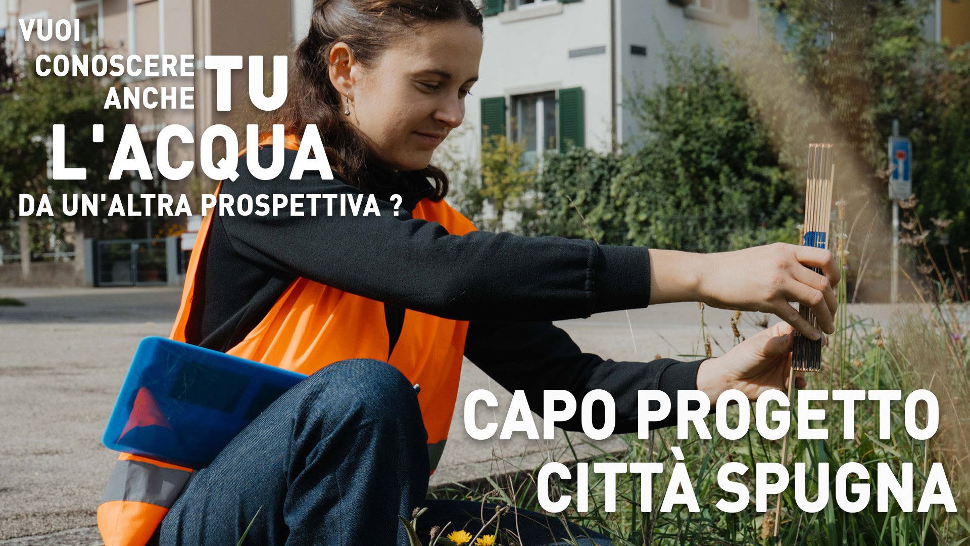Eine Frau in einer Sicherheitsweste misst den Boden mit Instrumenten in der Nähe einer Stadtstraße; der italienische Text wirbt für die Rolle eines Projektmanagers für "Città Spugna".