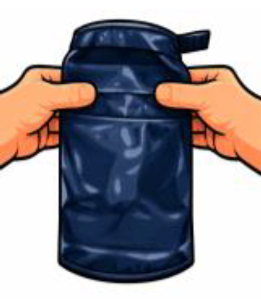 Zwei H&auml;nde halten einen dunkelblauen Beutel mit Kordelzug.