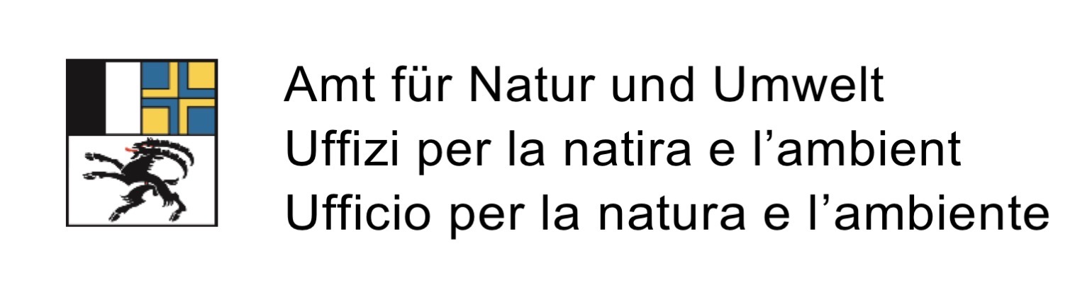Logo mit blau-gelbem Kreuz, schwarzer Tierfigur und Text in Deutsch, R&auml;toromanisch und Italienisch f&uuml;r das Amt f&uuml;r Natur und Umwelt.