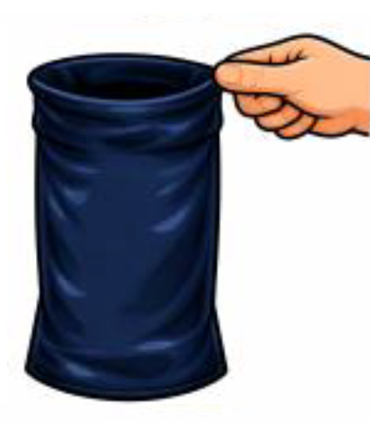 Eine Hand h&auml;lt einen dunkelblauen, zylindrischen Stoffbeutel am Rand offen.