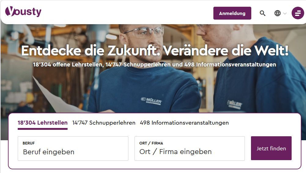 Zwei M&auml;nner mit Schutzbrillen arbeiten zusammen in einer Industrieumgebung. Auf der Website werden offene Stellen, Praktika und Informationsveranstaltungen ausgeschrieben, mit einer Suchleiste f&uuml;r Stellen und Unternehmen.